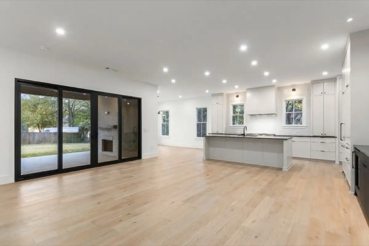 Before staging –– Metro Atlanta vacant living area