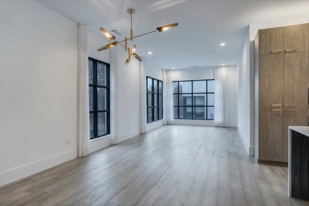 Before staging –– Metro Atlanta vacant living area